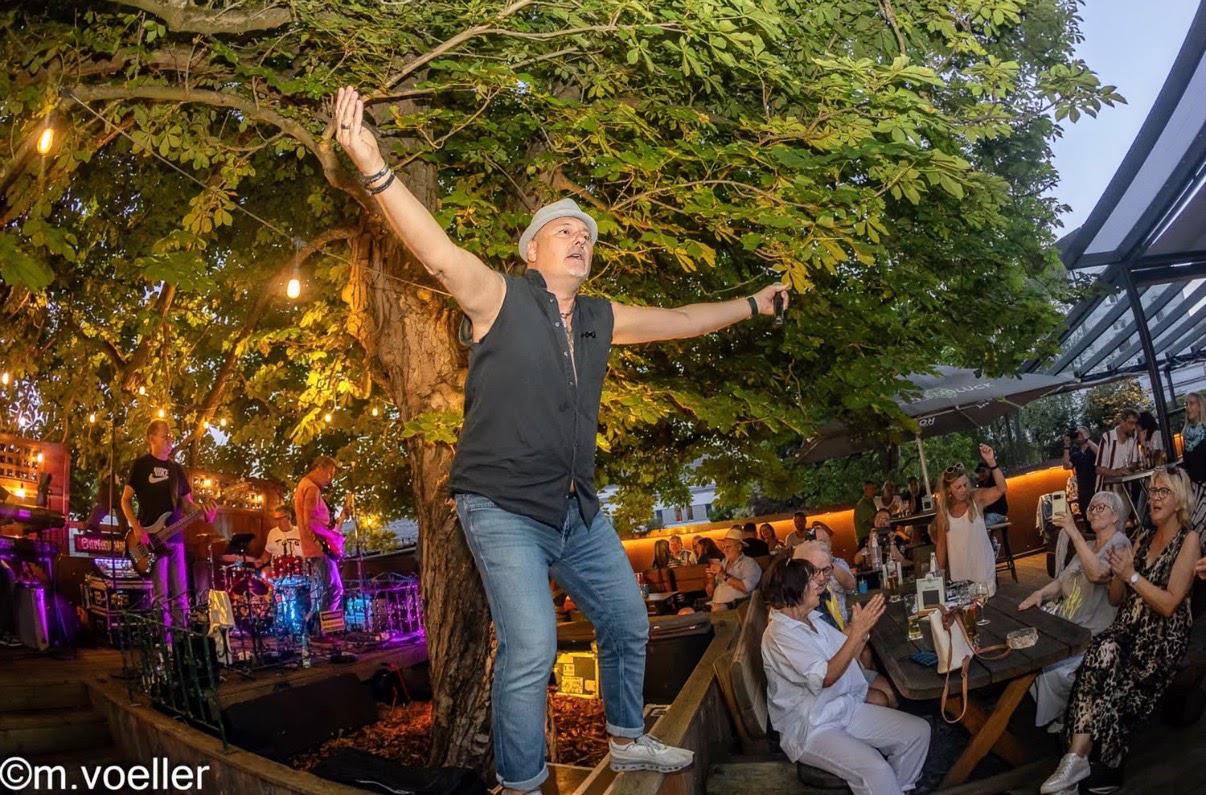 Hardy vor dem Publikum in der Gartenwirtschaft