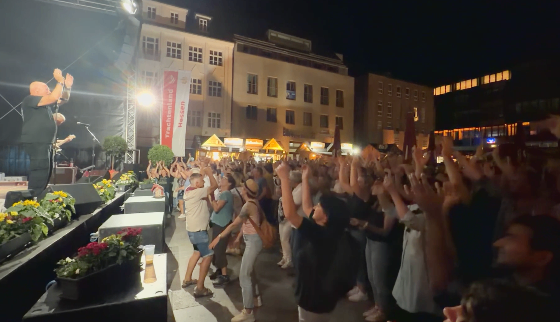 Jubelndes Publikum bei Nacht vor der Bühne