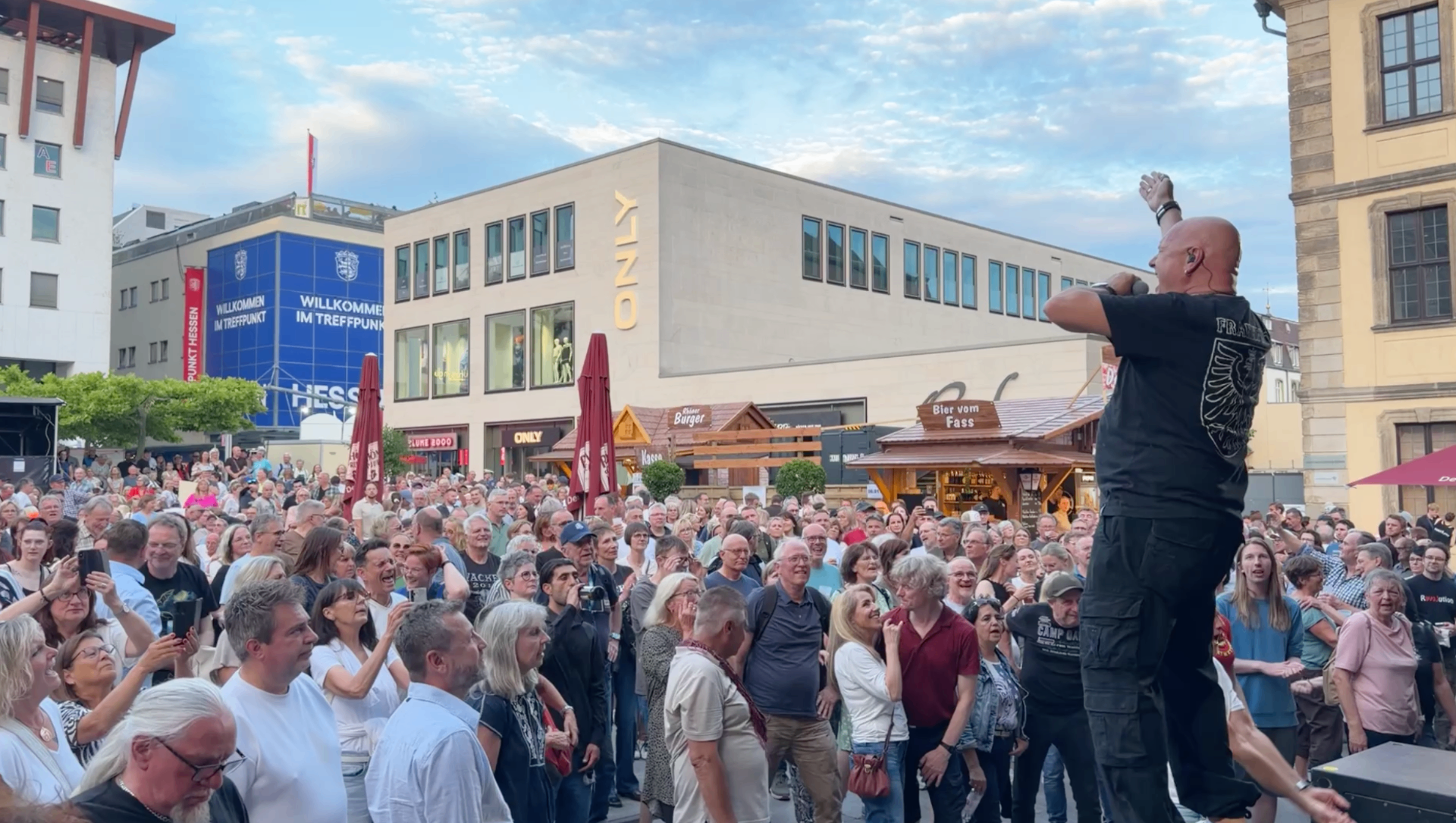 Hardy vor großer Menschenmenge auf der Hessenbühne