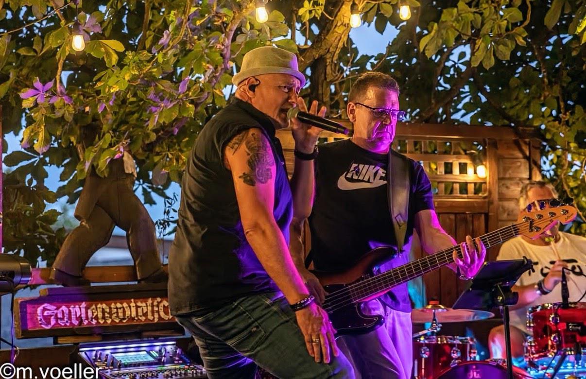 Hardy singt neben Bassist auf der Gartenbühne