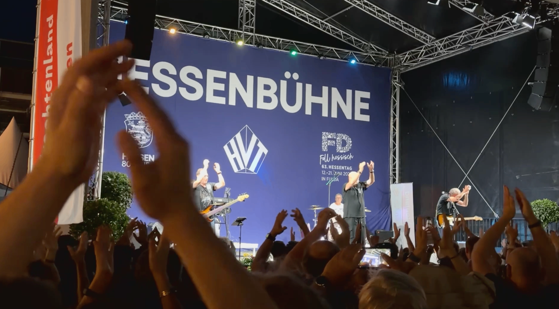BackHome auf der Hessenbühne mit feierndem Publikum