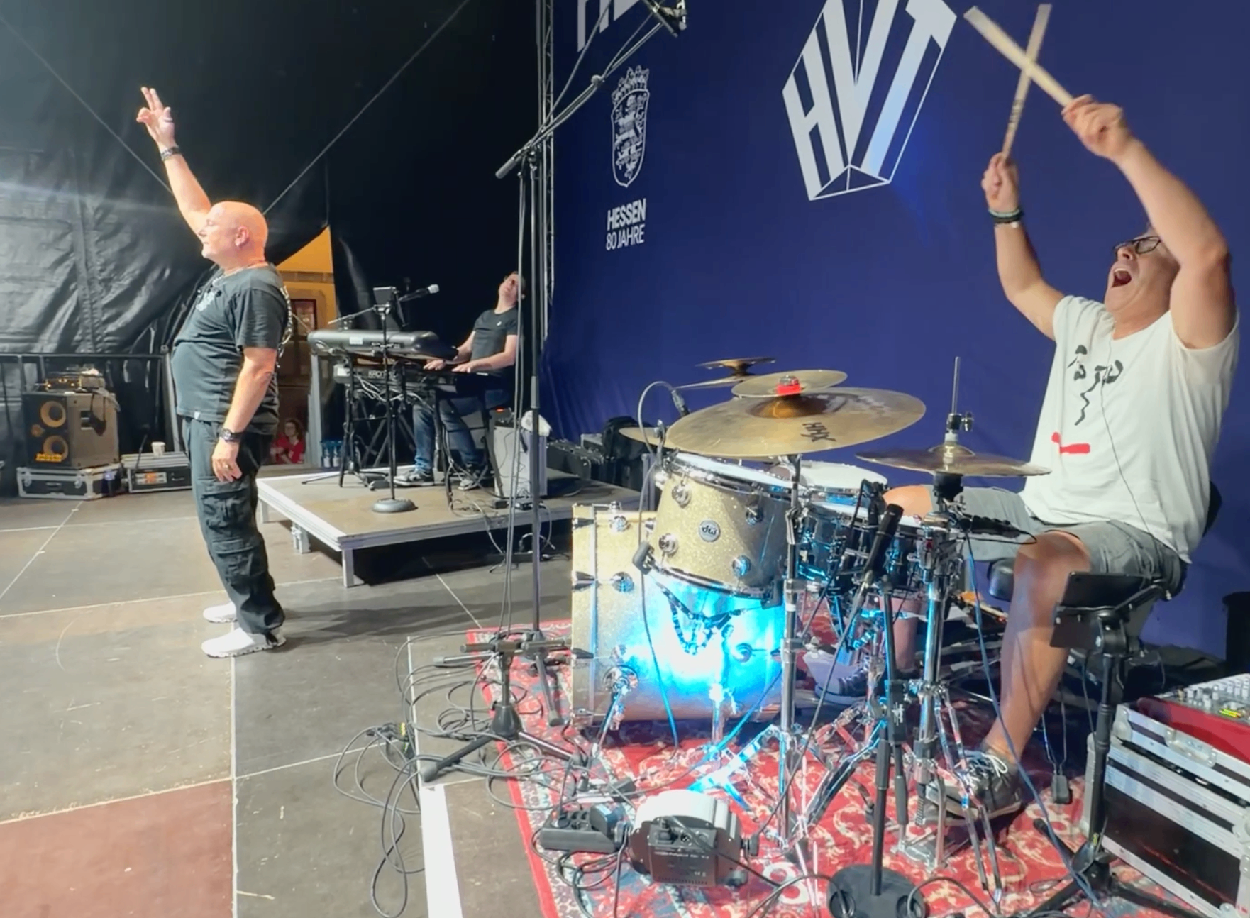 Hardy und Drummer feiern gemeinsam auf der Bühne