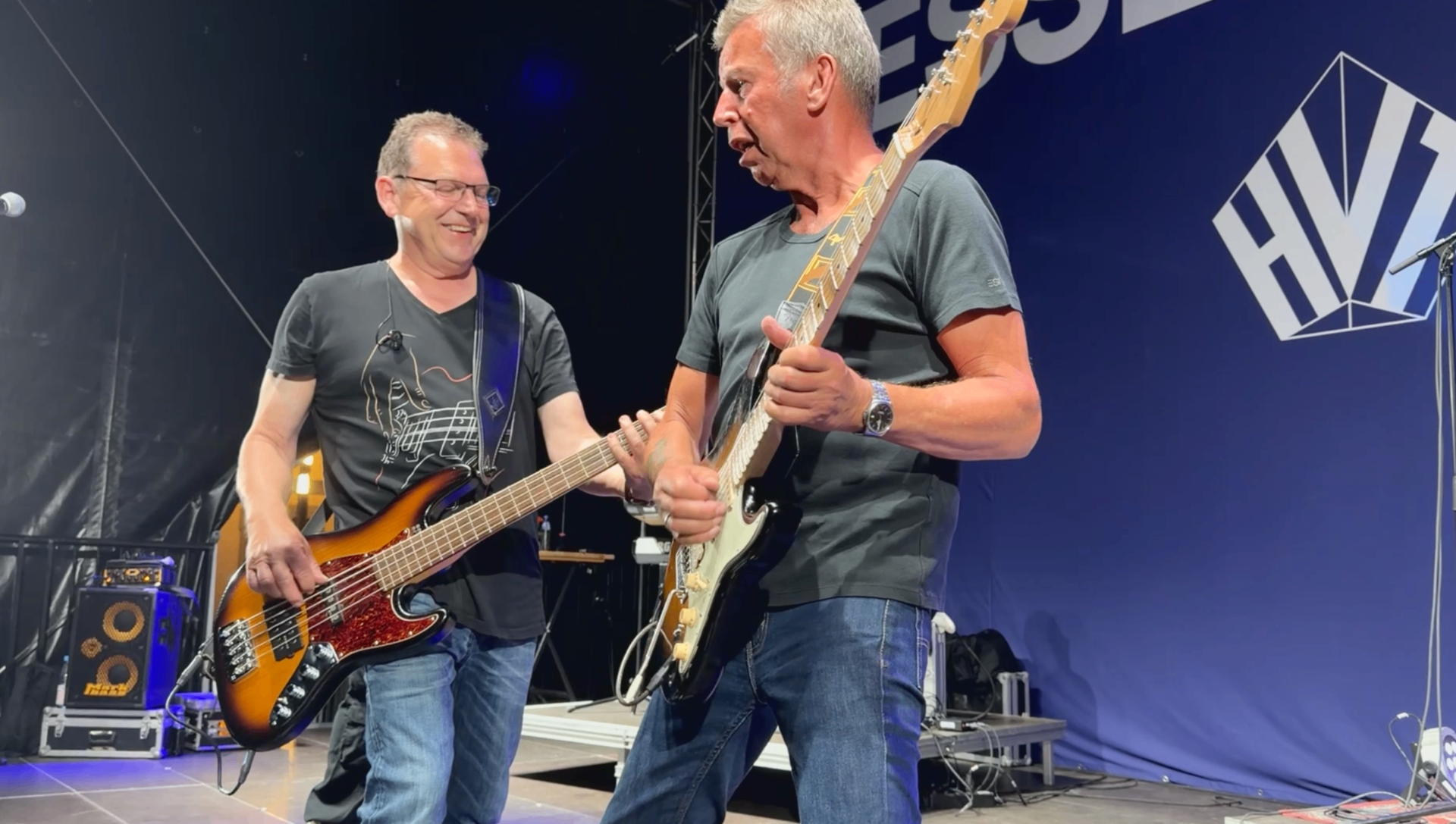 Bassist und Gitarrist Seite an Seite bei der Show
