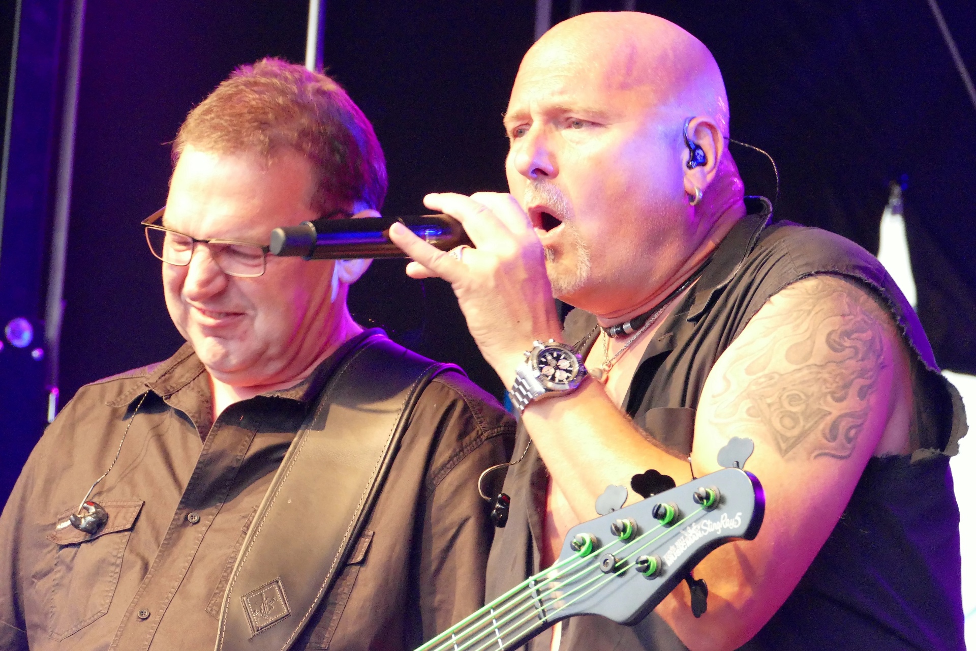 Hardy am Mikro mit Bassist im Bühnenlicht