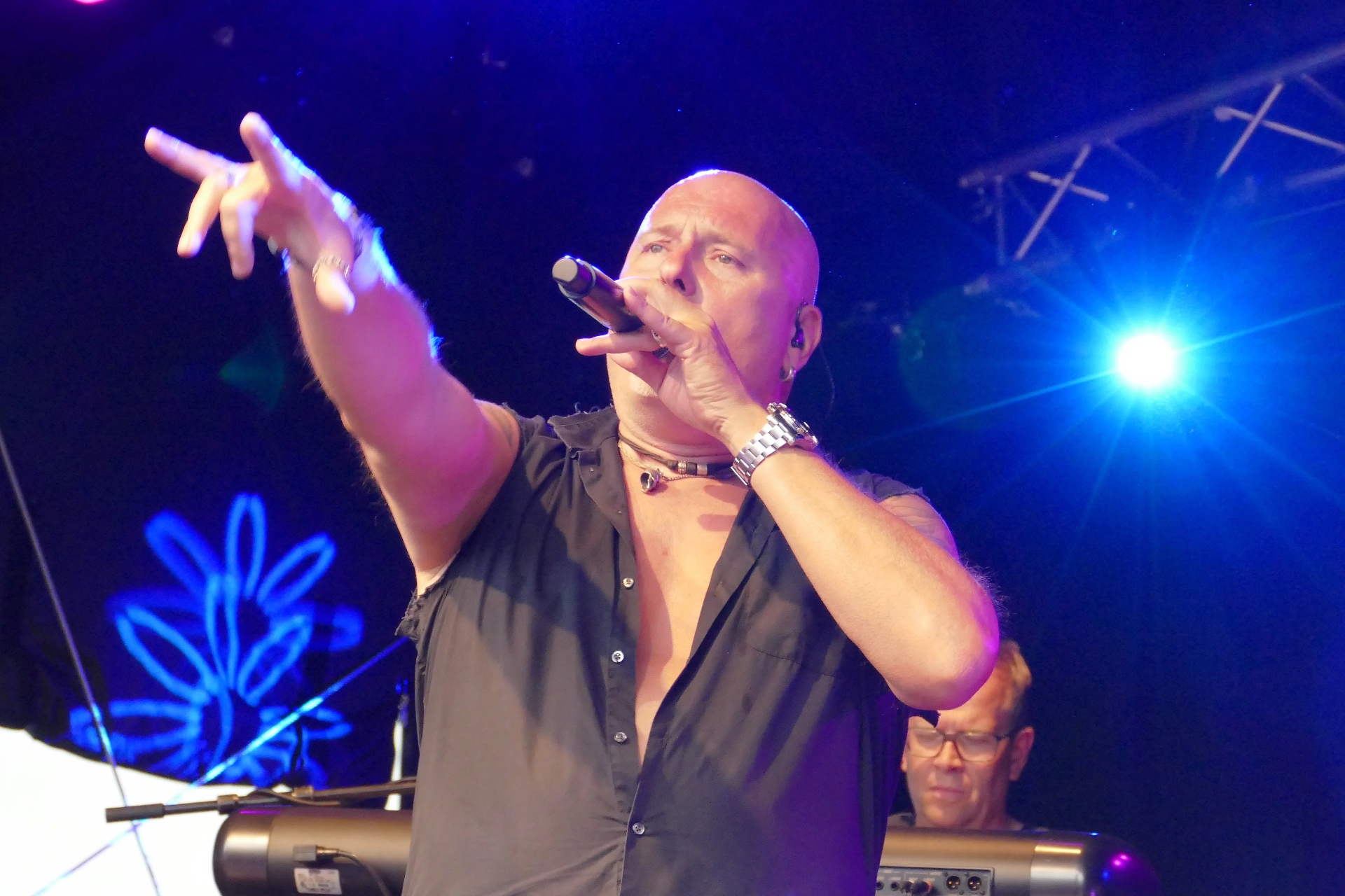 Hardy mit ausgestrecktem Arm beim Singen